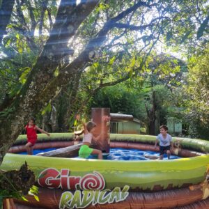 giro radical com crianças brincando