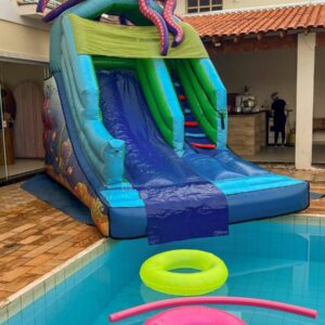 Toboágua Polvo inflável com escorregador instalado na borda da piscina